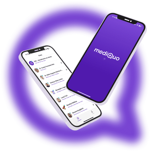 Dois smartphones, o telefone da esquerda revela uma lista de bate-papo e o telefone da direita exibe o logotipo Mediquo em um fundo roxo vibrante