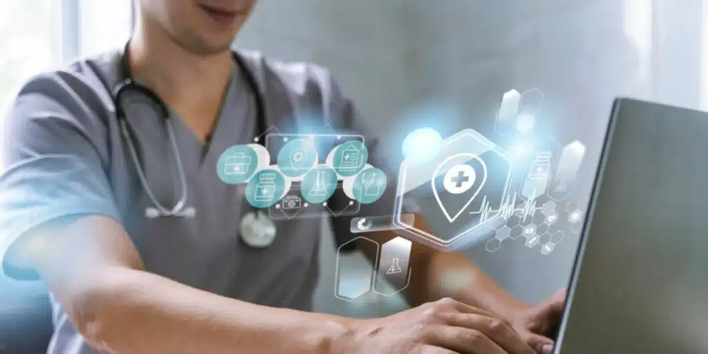 Um médico utilizando um computador e as tecnologias na saúde de forma assertiva, contribuindo para o atendimento e diagnóstico.