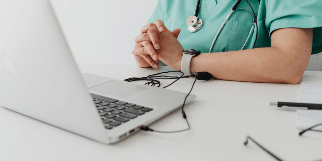 médico em um laptop, ilustrando beneficios de saúde