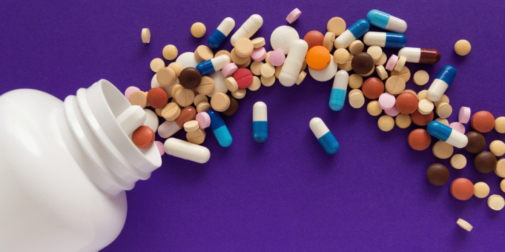 diversos remédios diferentes em um fundo roxo ilustrando o medicamento genérico