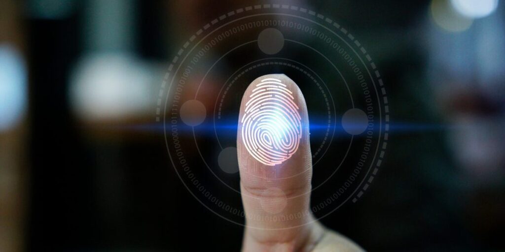 Um close-up de um dedo com uma digitalização de impressão digital exibida destaca a importância da privacidade em consultas online