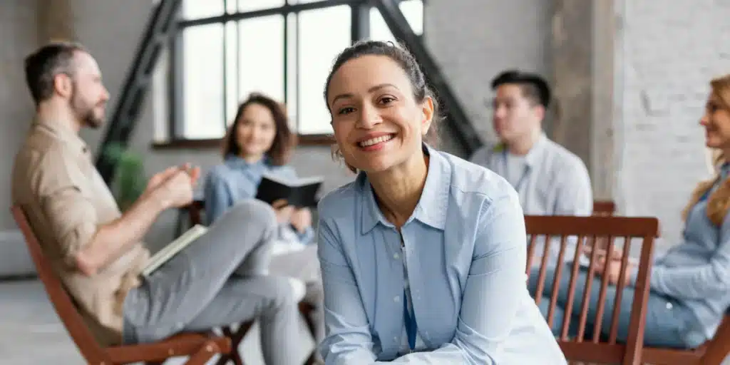 grupo de pessoas em uma empresa e uma psicóloga organizacional no centro gerenciando toda a organização
