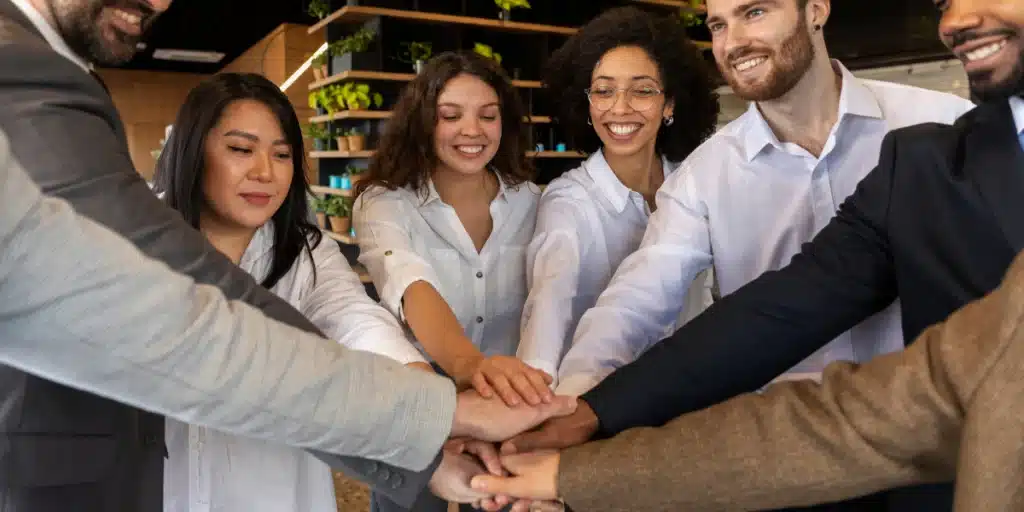 Um grupo de colaboradores de uma empresa que estão motivados no trabalho devido às 8 práticas adotadas pela corporação para aumentar a motivação no trabalho
