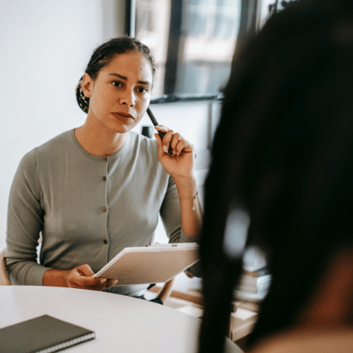 Conversas difíceis no trabalho podem ser amenizadas com práticas dentro da terapia.