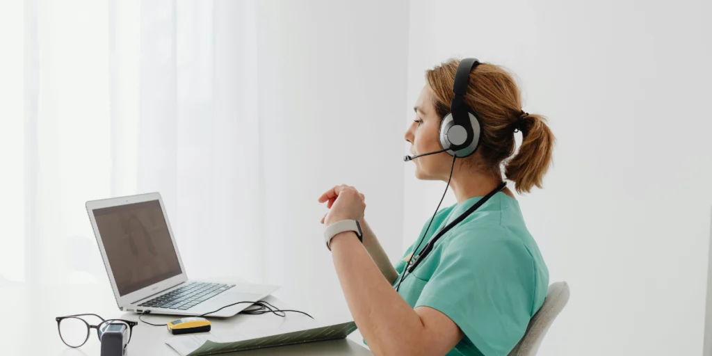 Médica realizando atendimento em telemedicina