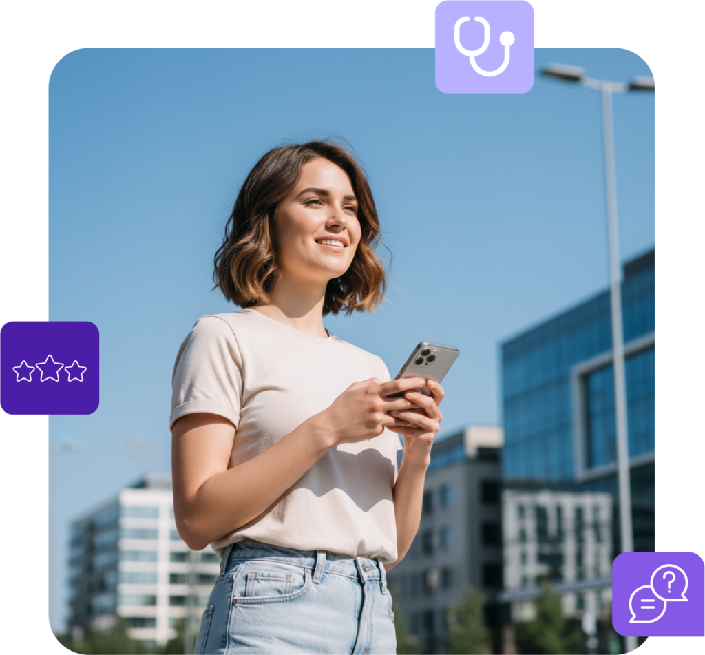 Mulher jovem com roupa casual sorrindo enquanto utiliza seu app de telessaúde em seu smartphone em área urbana.