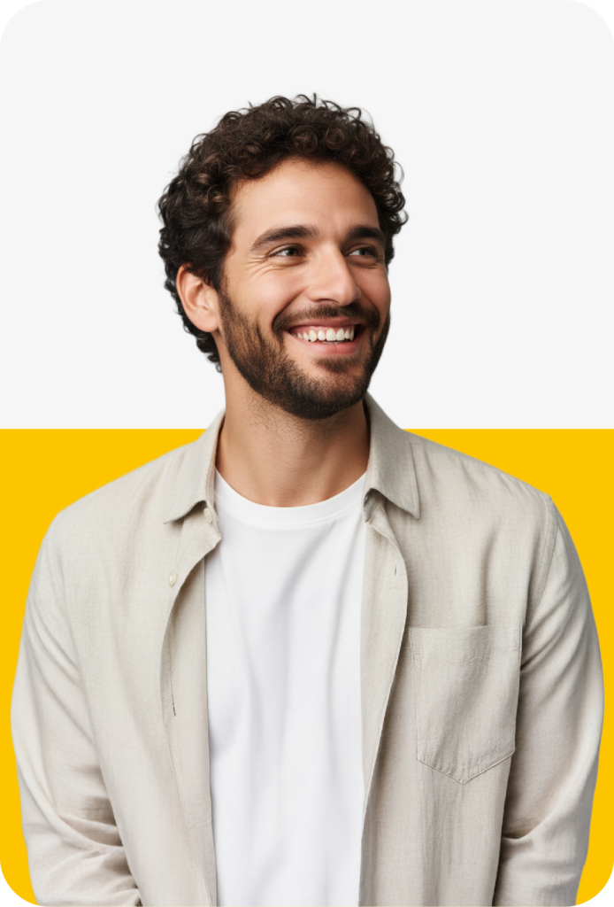 Homem sorrindo em ambiente corporativo minimalista, transmitindo confiança e bem-estar, ilustrando o impacto positivo de investir no cuidado com colaboradores.