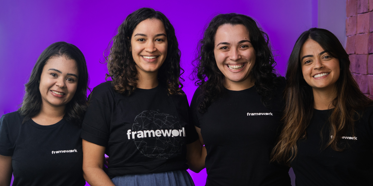 quatro mulheres sorrindo camisetas framework fundo roxo
