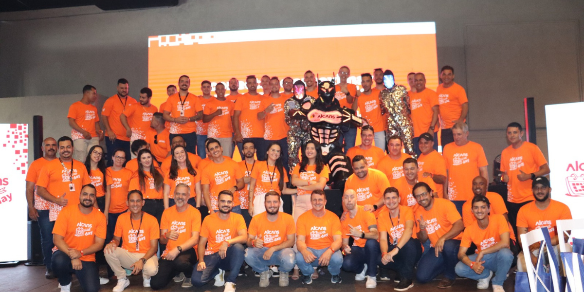 foto grupo evento camisetas laranja pessoas fantasiadas