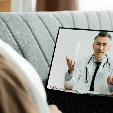 Médico online sendo utilizado pelas pessoas para alcançar mais saúde física, mental e bem-estar sem precisar sair de casa. Essa é a telemedicina e telessaúde, o acesso a qualquer hora e lugar