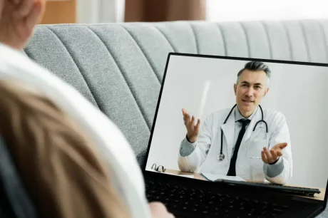 Médico online sendo utilizado pelas pessoas para alcançar mais saúde física, mental e bem-estar sem precisar sair de casa. Essa é a telemedicina e telessaúde, o acesso a qualquer hora e lugar