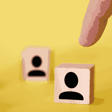 blocos de madeira com imagem de pessoas com fundo amarelo, representando a gestão de beneficios na empresa
