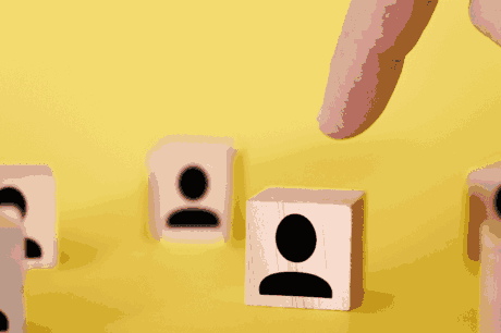 blocos de madeira com imagem de pessoas com fundo amarelo, representando a gestão de beneficios na empresa