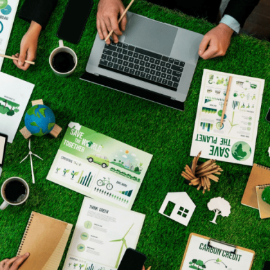 ESG sendo discutido no ambiente de trabalho. Uma mesa de trabalho em um escritório em que os líderes conversam sobre aplicação das práticas de ESG nas empresas