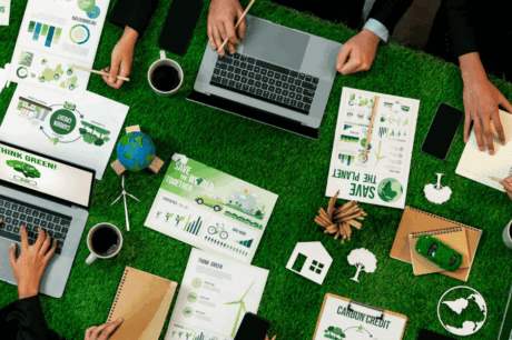 ESG sendo discutido no ambiente de trabalho. Uma mesa de trabalho em um escritório em que os líderes conversam sobre aplicação das práticas de ESG nas empresas