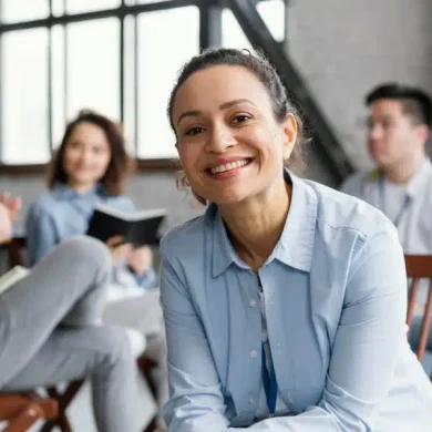 grupo de pessoas em uma empresa e uma psicóloga organizacional no centro gerenciando toda a organização