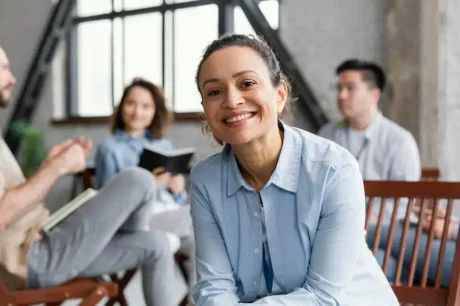 grupo de pessoas em uma empresa e uma psicóloga organizacional no centro gerenciando toda a organização