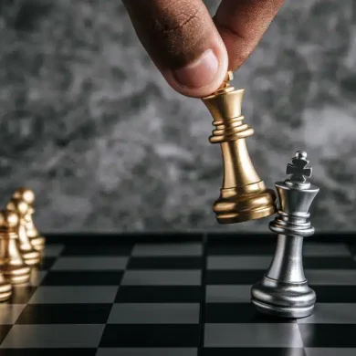 Diferencial competitivo. imagem de um jogo de xadrez, mas que, em um ambiente corporativo, representa uma empresa que alcançou e descobriu seu diferencial competitivo no mercado, alcançando mais vendas e fidelização de clientes
