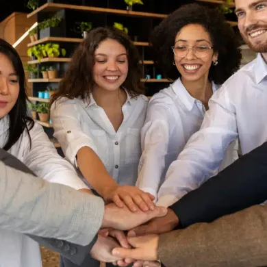 Um grupo de colaboradores de uma empresa que estão motivados no trabalho devido às 8 práticas adotadas pela corporação para aumentar a motivação no trabalho