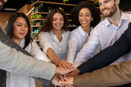 Um grupo de colaboradores de uma empresa que estão motivados no trabalho devido às 8 práticas adotadas pela corporação para aumentar a motivação no trabalho
